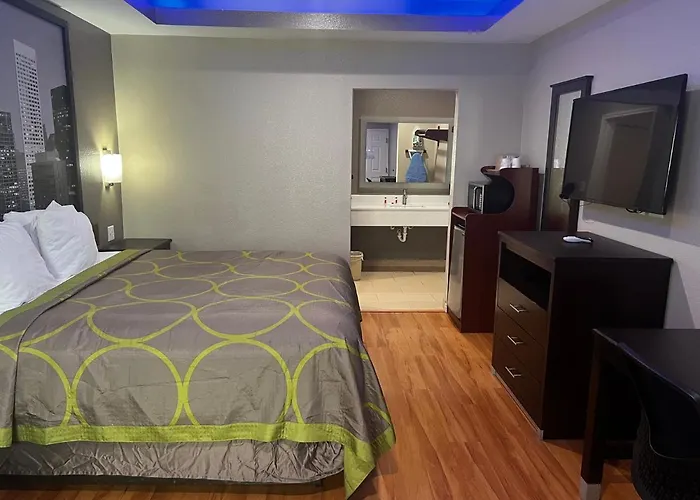 Super 8 By Wyndham Houston Northwest Cypress