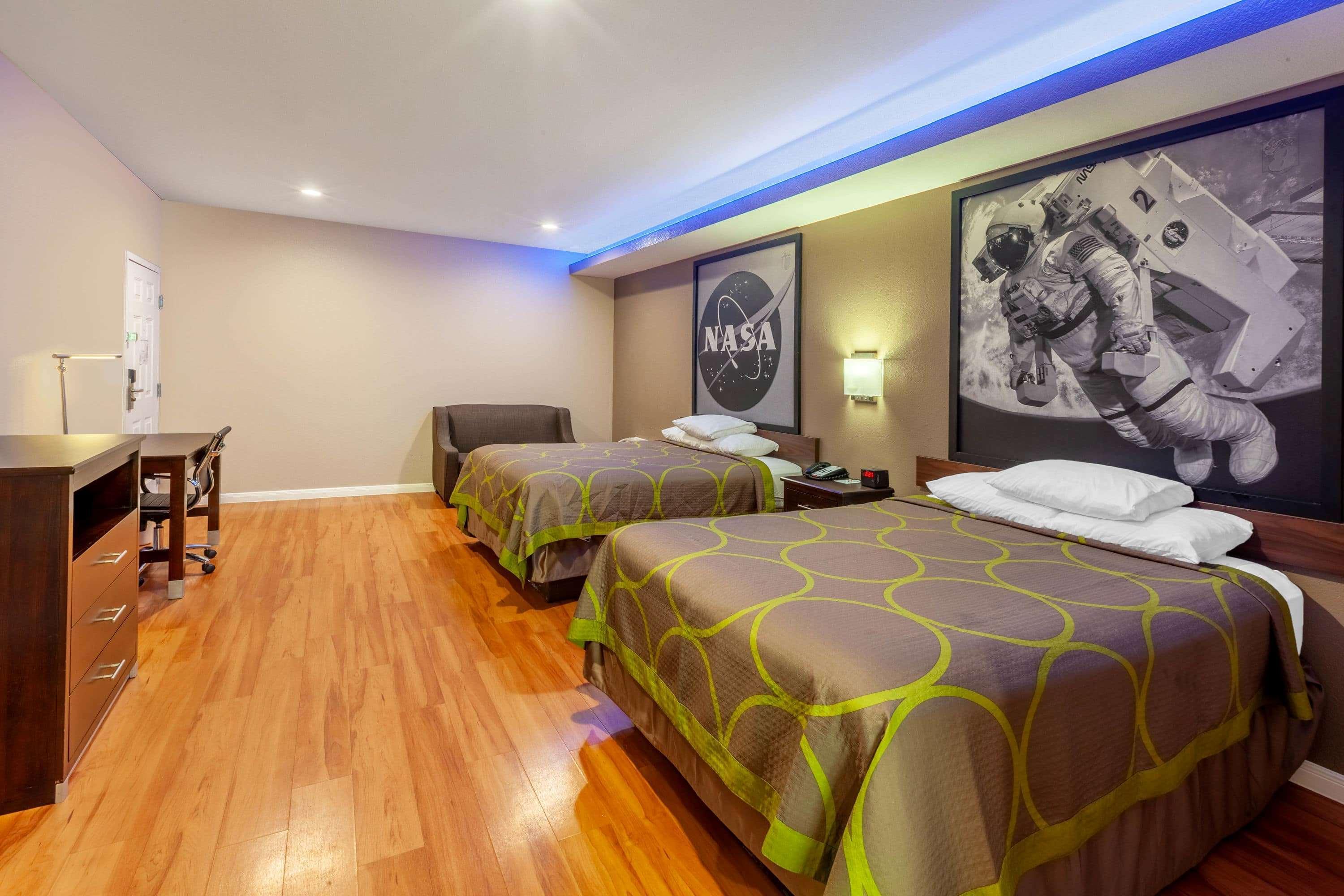 Super 8 By Wyndham Houston Northwest
